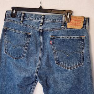 Levis 505 Jeans Men's 38x34 (MEAS 32) Blue Medium Wash Regular Fit Straight Leg